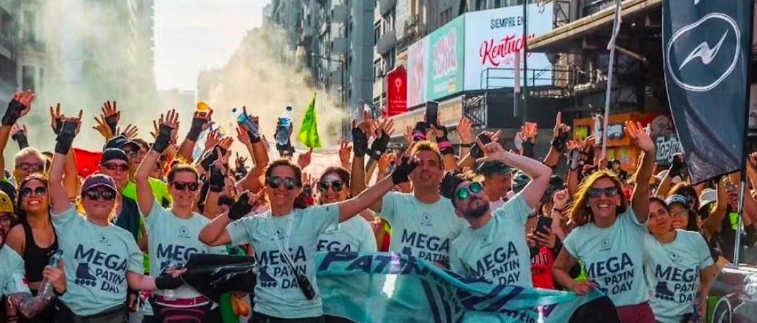 Equipo de Mega PatinDay reunido en la calle